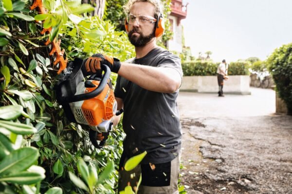 hs82t_2 STIHL HS 82 T | Бензински ножици за жива ограда 600mm/24"